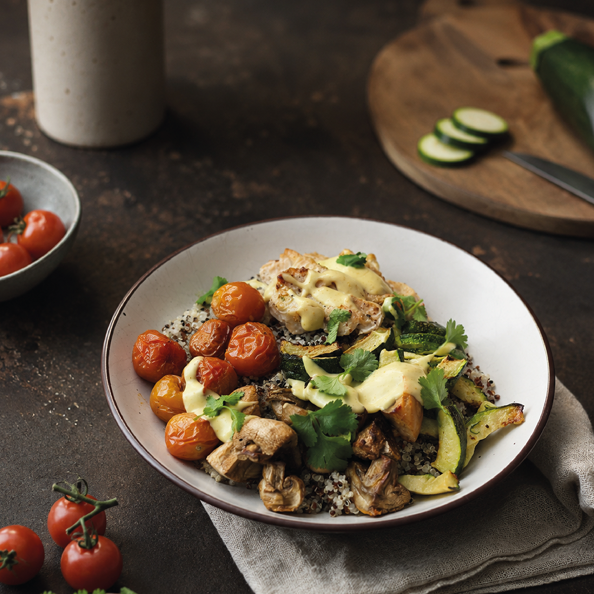 Bowl de Quinoa con Verduras Tibias y Pollo