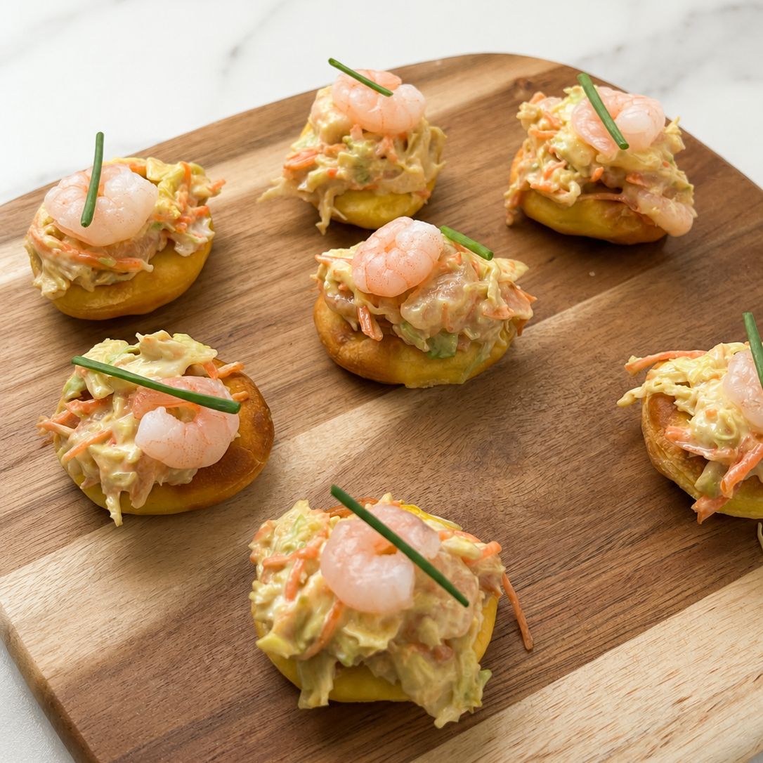 Sopaipillas con Ensalada Napolitana y Camarones